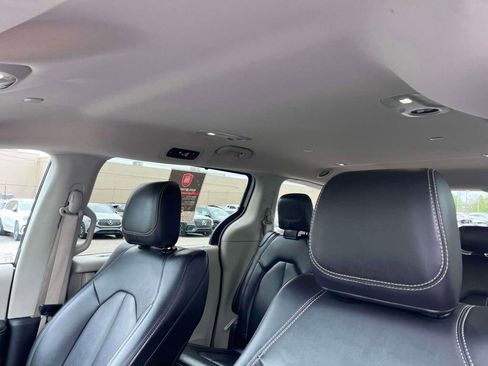 Used 2024 Chrysler Pacifica Touring-L FWD image 5