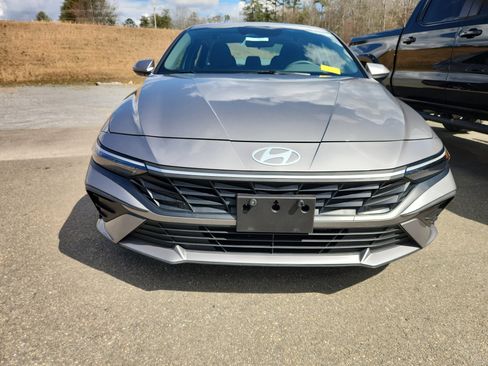 Used 2024 Hyundai Elantra SEL image 5