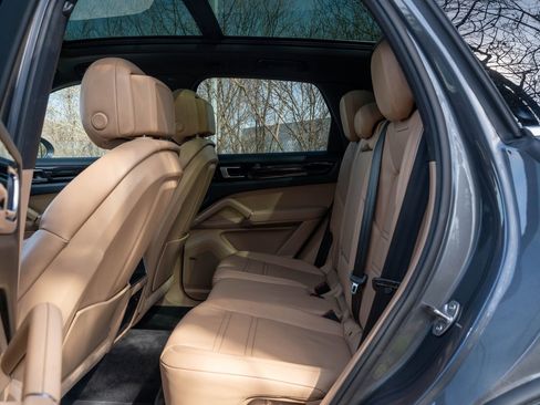 Used 2019 Porsche Cayenne image 31