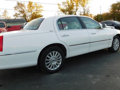 Used 2004 Lincoln Town Car Signature image 13