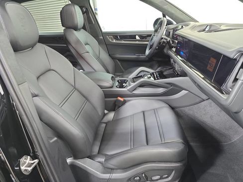 Certified 2026 Porsche Cayenne Turbo AWD/4WD image 27