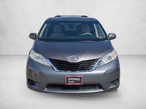Used 2012 Toyota Sienna LE FWD image 2