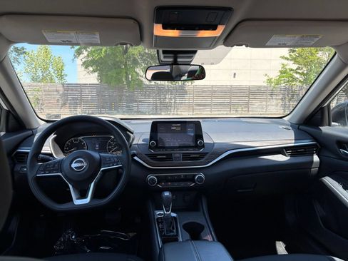Used 2025 Nissan Altima 2.5 SV FWD image 34