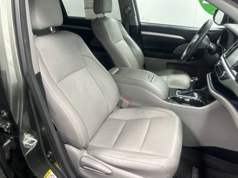 Used 2014 Toyota Highlander XLE AWD/4WD image 25