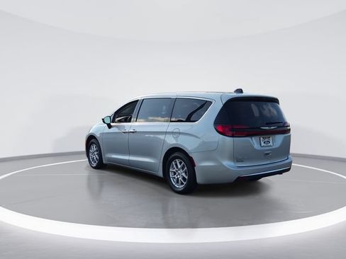 Used 2024 Chrysler Pacifica Touring-L FWD image 6