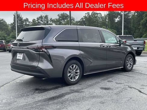 Used 2023 Toyota Sienna XLE FWD image 6
