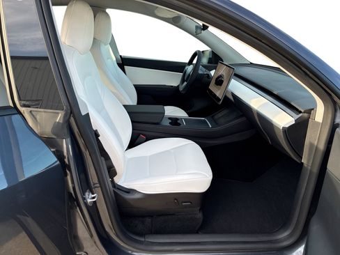 Certified 2022 Tesla Model Y Long Range AWD/4WD image 13