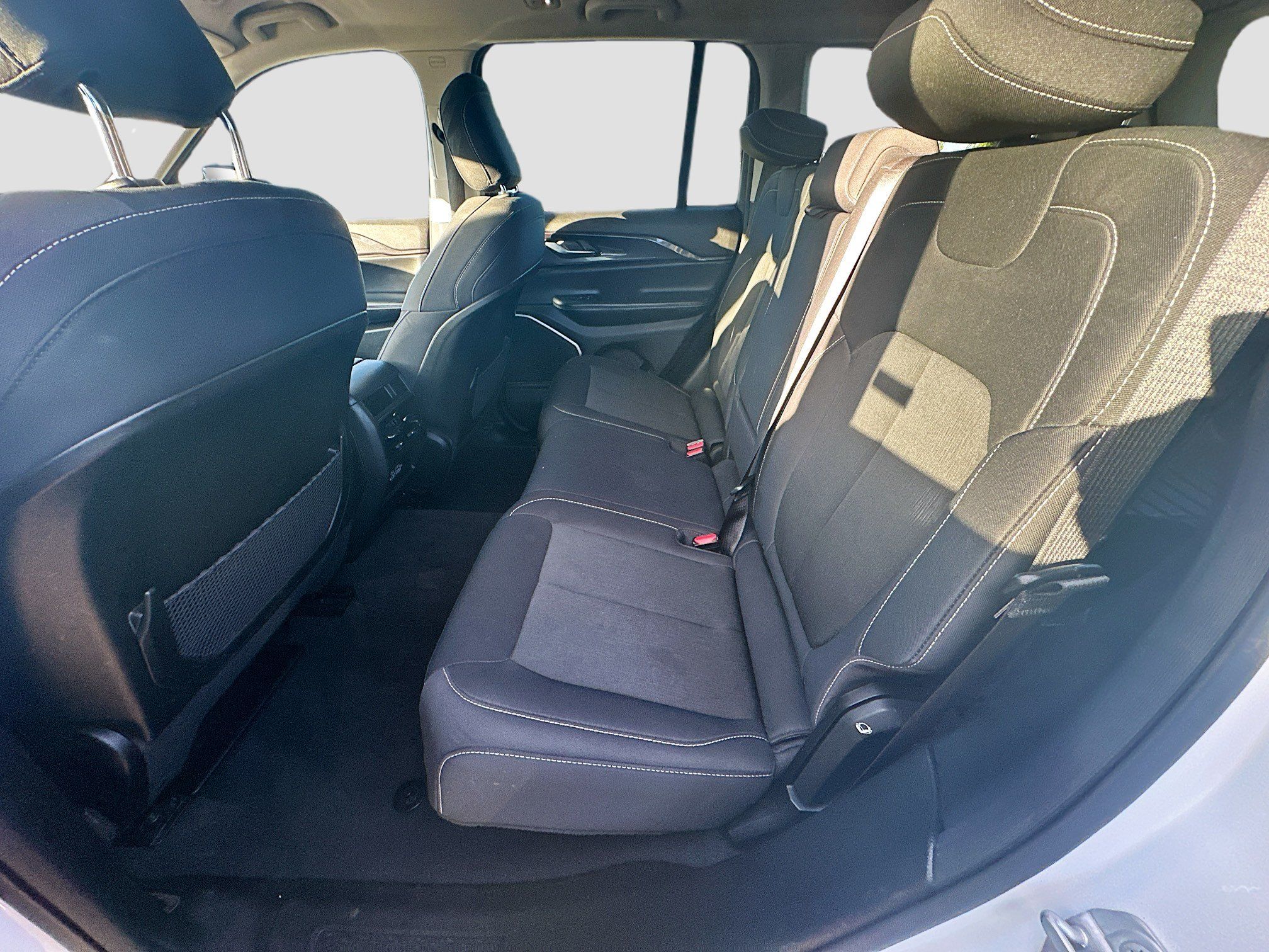 Used 2022 Jeep Grand Cherokee Laredo AWD/4WD image 27