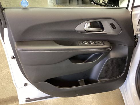 New 2026 Chrysler Pacifica Select FWD image 12
