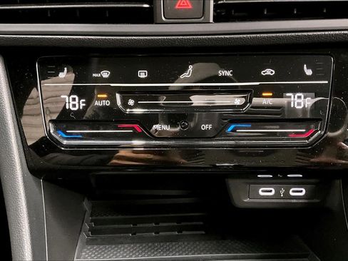 Used 2025 Volkswagen Jetta SE w/ Black Wheel Package image 33