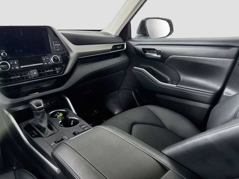 Certified 2025 Toyota Highlander XLE FWD image 25