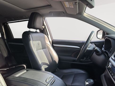 Used 2017 Toyota Highlander XLE image 16