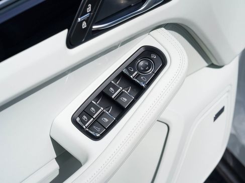 Certified 2025 Porsche Macan AWD/4WD image 21