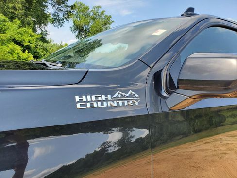 Used 2023 Chevrolet Suburban High Country AWD/4WD image 3