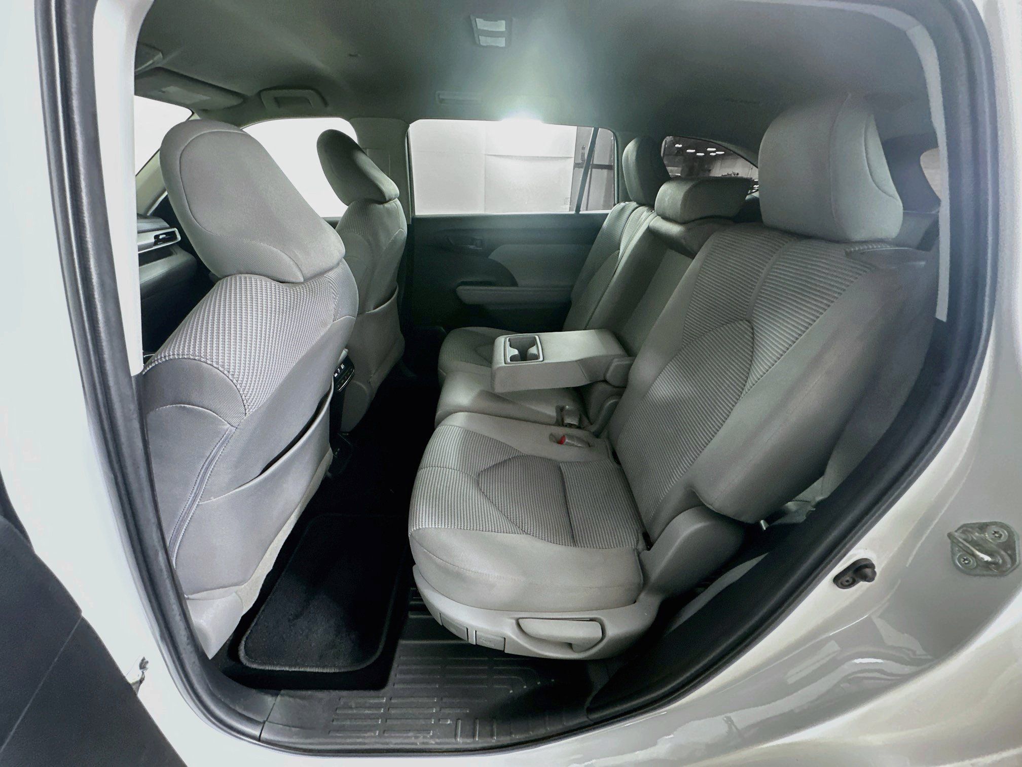 Used 2022 Toyota Highlander LE FWD image 27