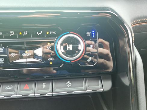 Used 2025 GMC Sierra 1500 AT4 w/ AT4 Premium Package image 19