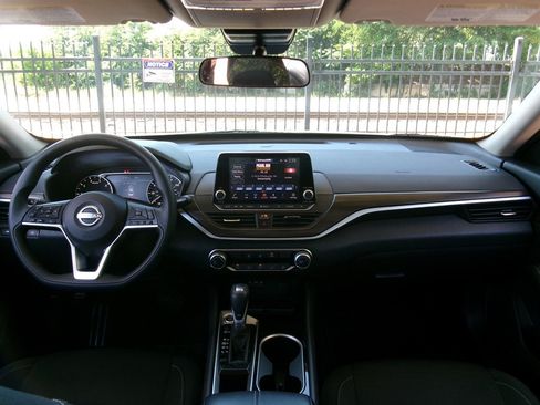 Used 2024 Nissan Altima 2.5 SV FWD image 33