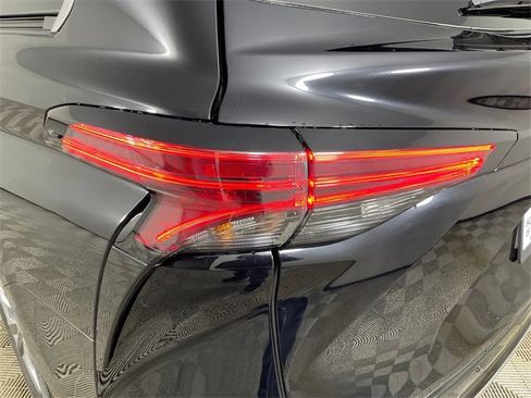 Used 2023 Toyota Sienna Limited image 21