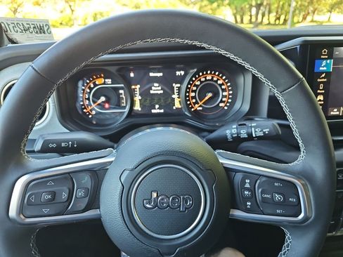 Used 2025 Jeep Wrangler Unlimited Sahara AWD/4WD image 22