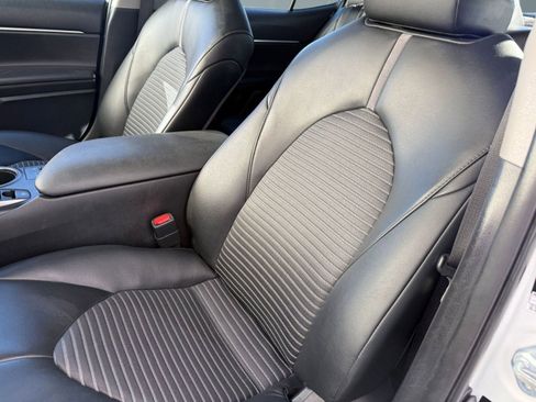Used 2021 Toyota Camry SE w/ Cold Weather Package image 22