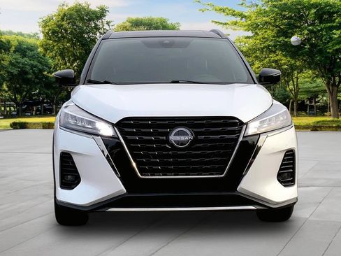 Used 2024 Nissan Kicks SR w/ SR Premium Package FWD image 2