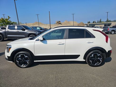Certified 2024 Kia Niro Wind w/ Wind Preserve Package FWD image 8