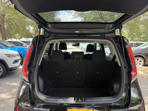 Used 2025 Kia Soul LX w/ LX Technology Package FWD image 28