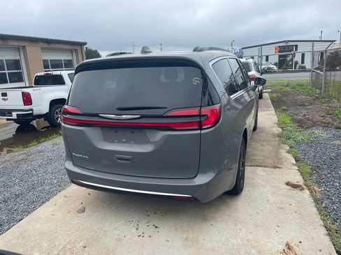 Used 2022 Chrysler Pacifica Touring-L FWD image 6