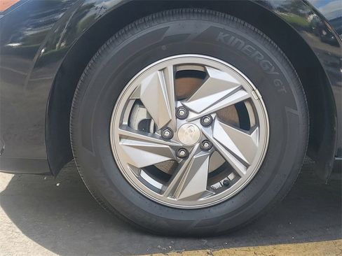 Used 2025 Hyundai Elantra SE image 8