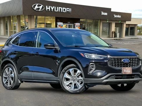 Used 2025 Ford Escape Platinum AWD/4WD image 2