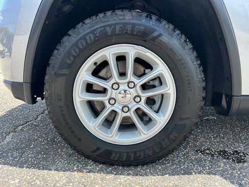 Used 2019 Jeep Grand Cherokee Laredo image 24