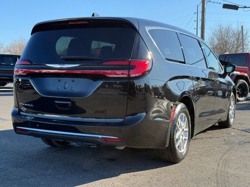 Used 2025 Chrysler Pacifica Select image 8