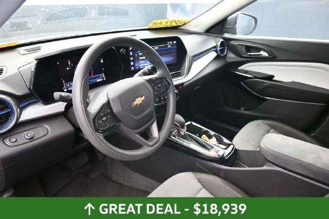 Used 2025 Chevrolet Trax LT FWD image 21