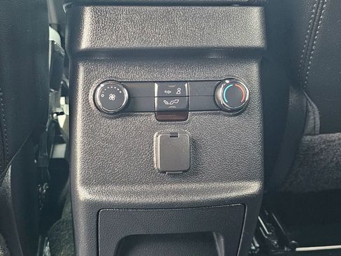 Used 2016 Ford Explorer XLT w/ Equipment Group 202A AWD/4WD image 18
