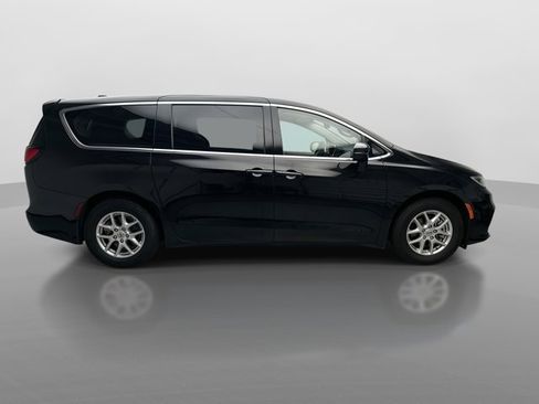 Used 2023 Chrysler Pacifica Touring-L FWD image 6