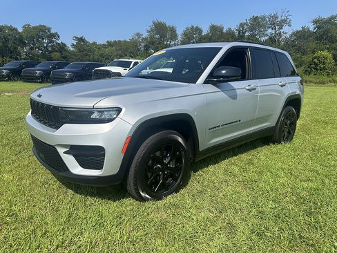 Used 2024 Jeep Grand Cherokee Altitude RWD image 13