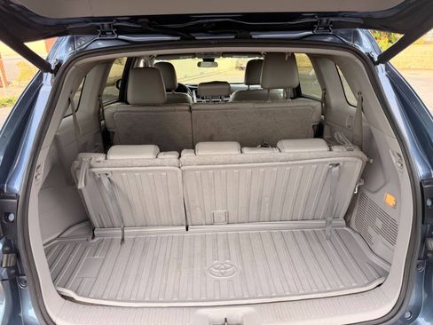 Used 2017 Toyota Highlander Plus w/ Carpet Mat Package FWD image 29