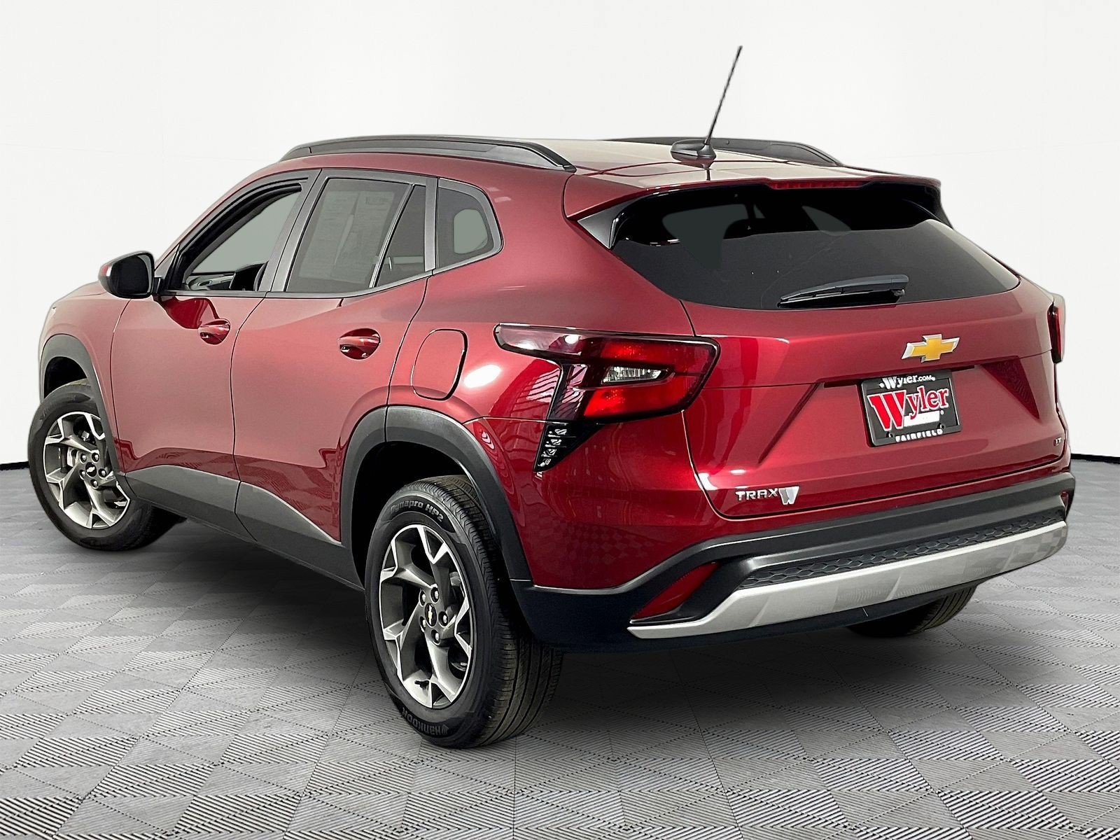 Used 2025 Chevrolet Trax LT FWD image 4