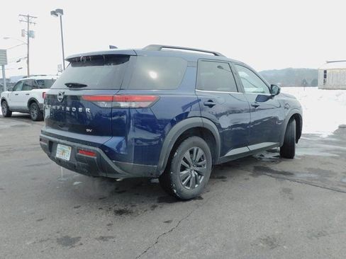 Used 2024 Nissan Pathfinder SV image 9