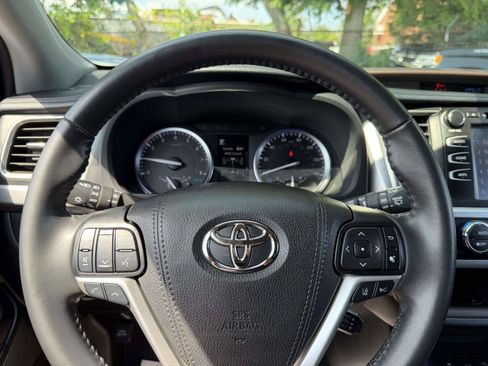 Used 2019 Toyota Highlander XLE AWD/4WD image 31