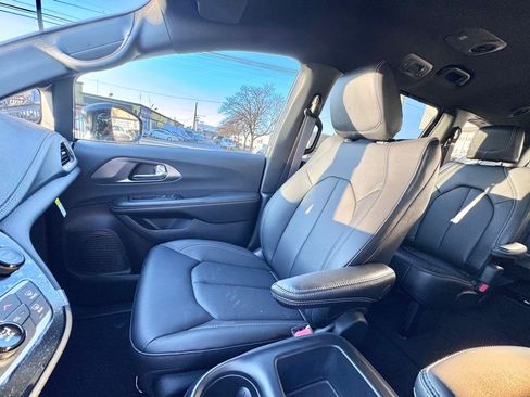 New 2026 Chrysler Pacifica Select image 15