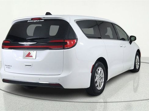 Used 2023 Chrysler Pacifica Touring-L FWD image 5