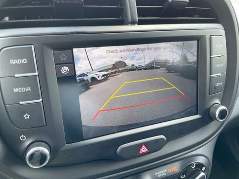 Used 2025 Kia Soul LX w/ LX Technology Package FWD image 19