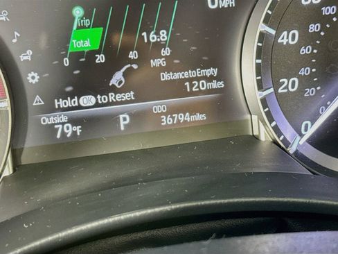 Used 2024 Toyota Highlander XLE AWD/4WD image 12