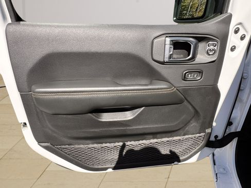 Used 2024 Jeep Wrangler Sahara image 20