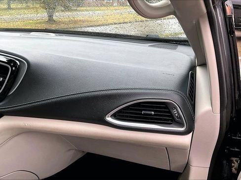Used 2018 Chrysler Pacifica Limited w/ Advanced Safetytec Group FWD image 16