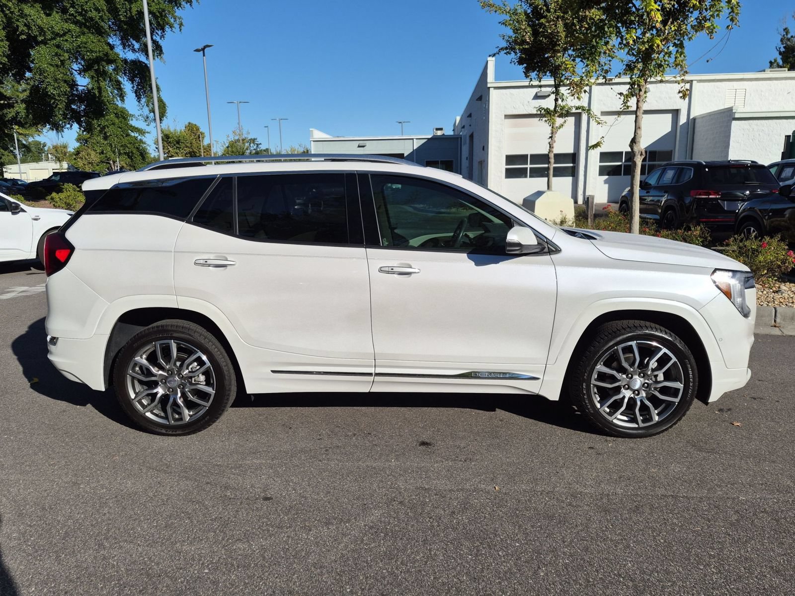 Used 2022 GMC Terrain Denali w/ Denali Premium Package AWD/4WD image 2