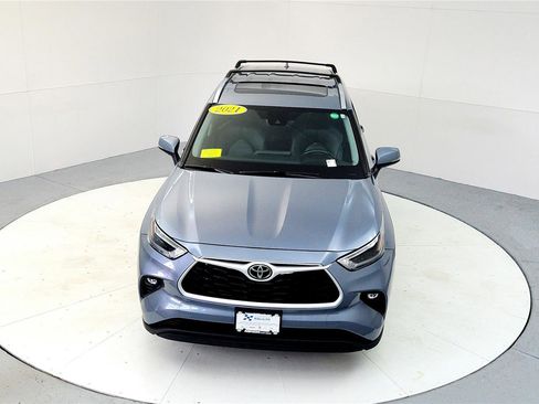 Certified 2021 Toyota Highlander XLE image 20