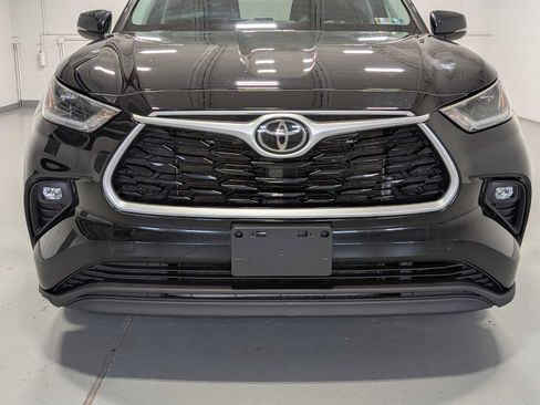 Used 2021 Toyota Highlander XLE AWD/4WD image 2