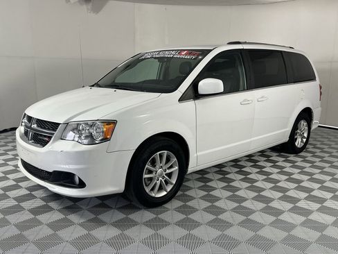 Used 2019 Dodge Grand Caravan SXT w/ Rear Park Assist Package FWD image 4